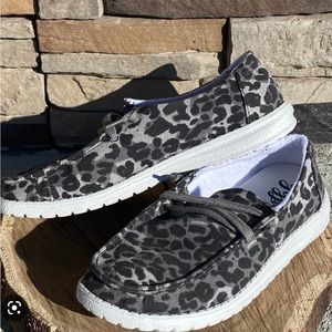 Gypsy Jazz Grey Leopard boat shoes sz 8.5